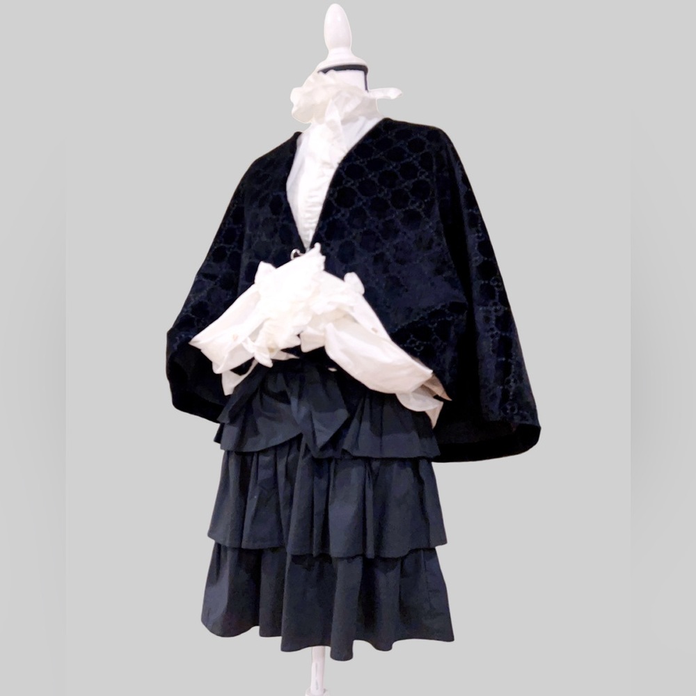 ❌SOLD❌100% Authentic Gucci GG Logo Black Velvet Cape Poncho One Size - Picture 3 of 16